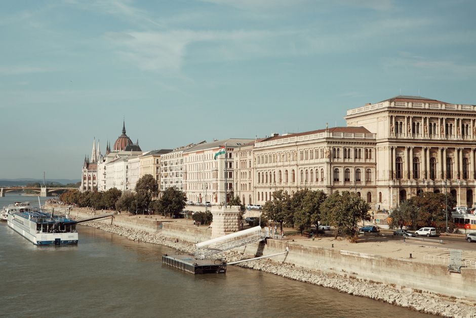 Affordable Universities In Hungary For Medicine: students outside a Hungarian university building