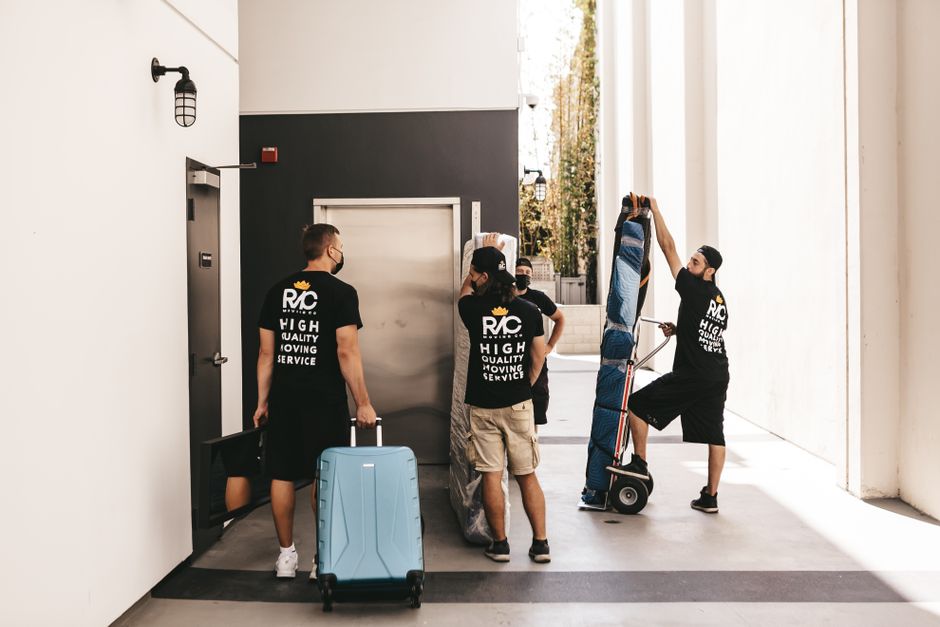 Best Excess Luggage Shipping Services Comparison Sendmybag Guide with luggage at an airport