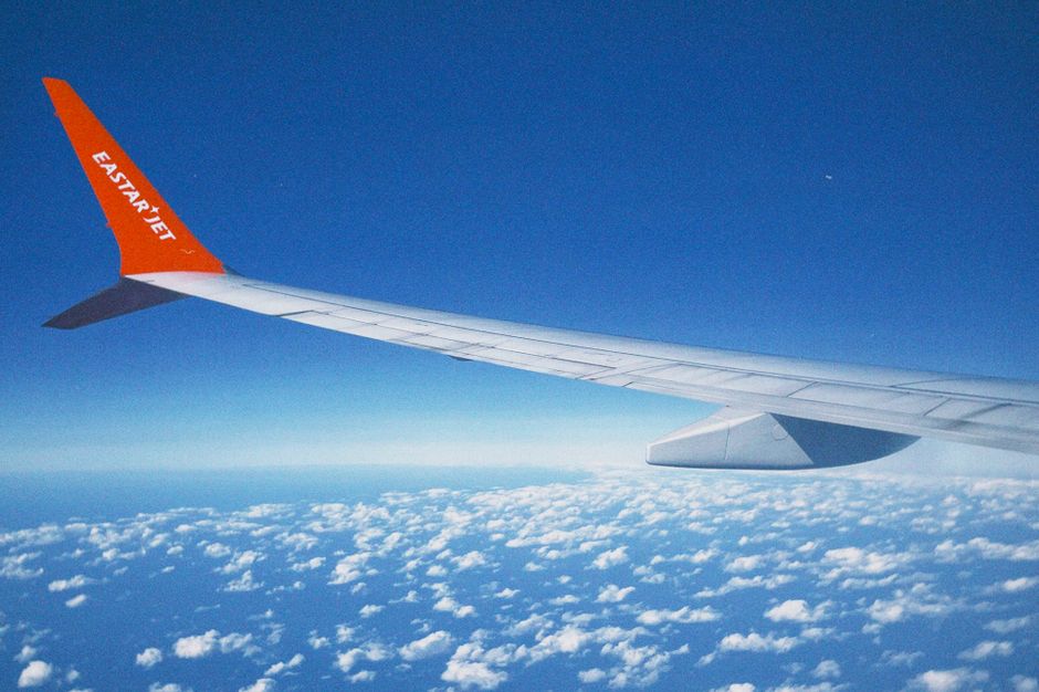 Travelers comparing fares on the best flight comparison sites 2026