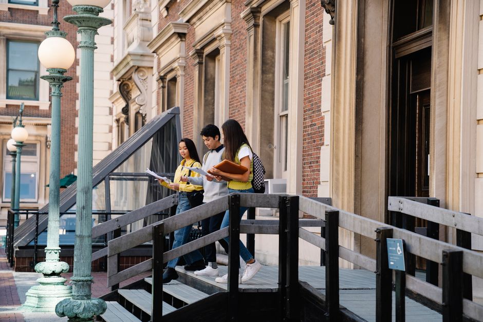 How To Get Admission In University Of Toronto: student reviewing application steps
