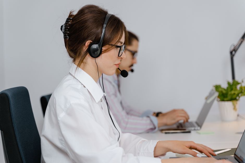 Beginner exploring virtual assistant jobs no experience required on a laptop in 2026