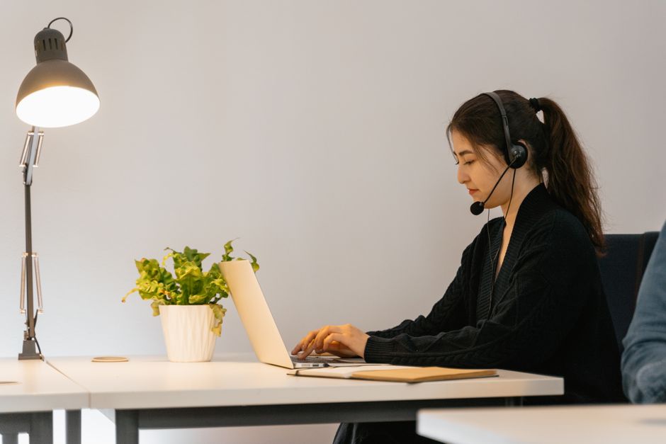Remote virtual assistant jobs for beginners: laptop showing verified openings and application guide