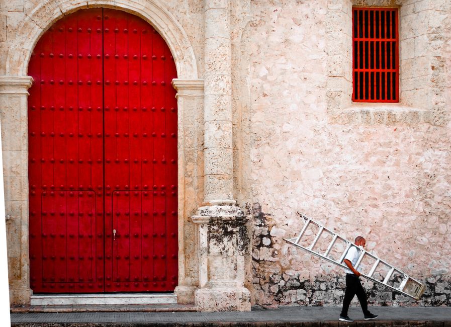 Best International Door To Door Removal Companies Guide featuring global movers and shipping containers