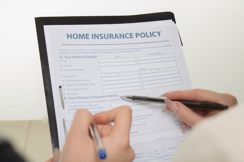 Best Moving Insurance Coverage For International Transit Checklist with globe and moving boxes