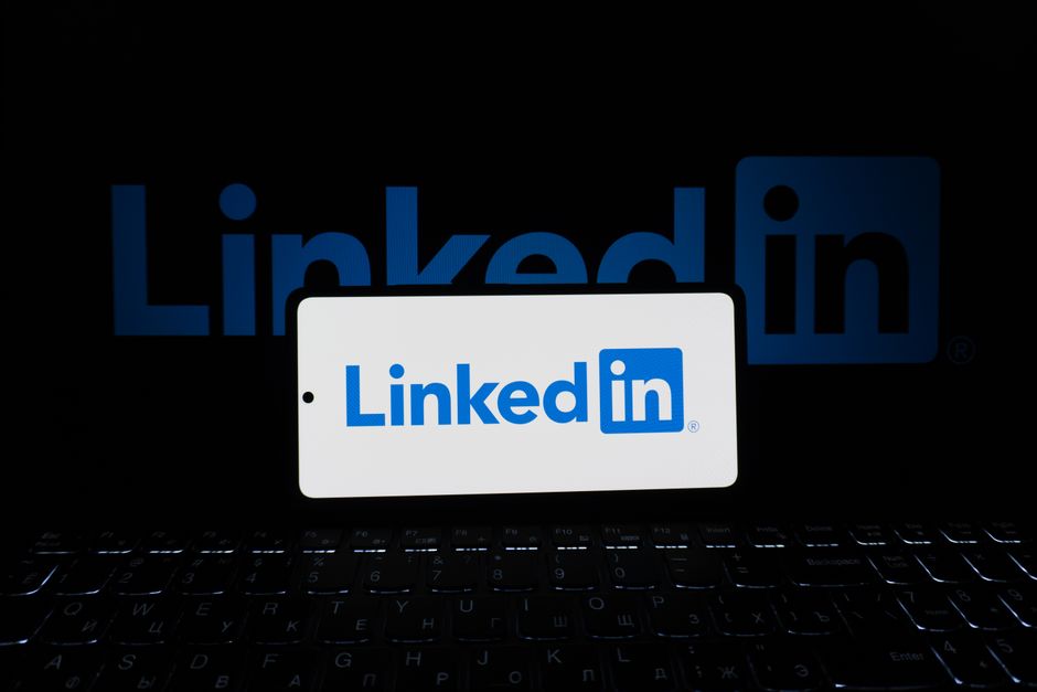 How To Network With Tech Recruiters On Linkedin: professional networking conversation on LinkedIn