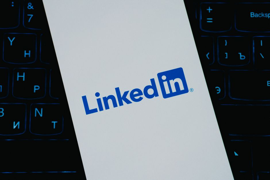 How To Network With Tech Recruiters On Linkedin: professional networking conversation on LinkedIn